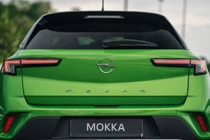 綠色Opel Mokka汽車尾部特寫，帶有尾燈和標誌。