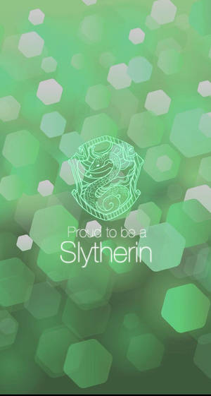 史萊哲林徽章帶有文字Proud to be a Slytherin在綠色六邊形背景上