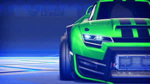 綠色Rocket League賽車，帶有黑色條紋和發光車頭燈，停在藍色競技場地板上。 — 汽車 壁紙