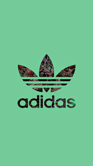 在薄荷綠色背景上充滿部落設計的Adidas標誌。