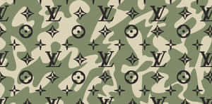 橄欖綠和米色迷彩圖案，帶有重複的 Louis Vuitton 標誌。