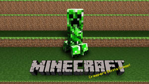 一個來自Minecraft的綠色像素爬行者站在草地上，帶有遊戲標誌。