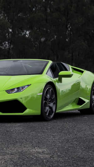 檸檬綠色林寶堅尼 Huracán Spyder 停泊在森林附近的碎石路上。