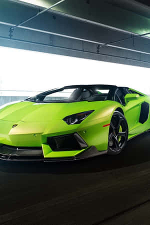 青檸綠色林寶堅尼Aventador開篷車停放在現代化車庫中。