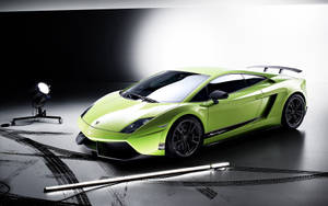 在攝影棚環境中，帶有輪胎痕跡的檸檬綠色林寶堅尼Gallardo Superleggera。