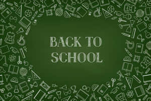 綠色黑板，上面有「BACK TO SCHOOL」文字，周圍有學校相關圖標。
