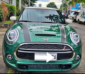 帶有黑色賽車條紋的綠色MINI Cooper S停在城市街道上。 — 汽車 壁紙