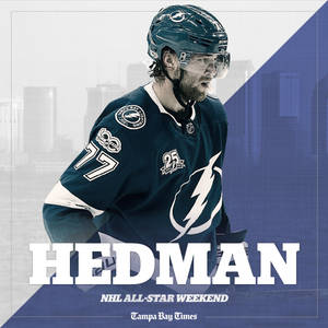 在NHL全明星週末穿著坦帕灣閃電隊裝備的冰球運動員。
