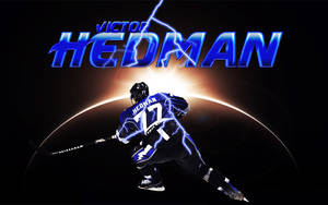 冰球運動員 Victor Hedman 身穿藍色制服，帶有閃電效果。