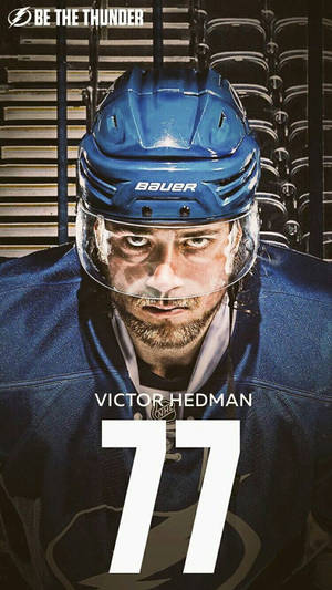 冰球運動員Victor Hedman身穿藍色77號球衣凝視鏡頭。