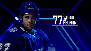 冰球運動員 Victor Hedman 身穿藍色制服，在藍色燈光下