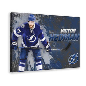 Victor Hedman 身穿坦帕灣閃電隊制服手持冰球桿。