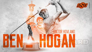 高爾夫球手Viktor Hovland揮動球桿，獎盃和微笑女士在粗體橙色Ben Hogan Award文字後面。