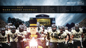 Wake Forest 足球隊和吉祥物 Deac 在 BB&T Field 的暴風雨天空下騎電單車。