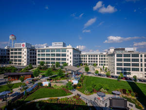 大學校園，擁有現代建築和綠色草坪，在藍天下。