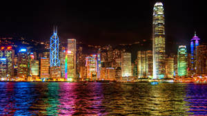 香港夜景，色彩繽紛的燈光倒映在水面上。