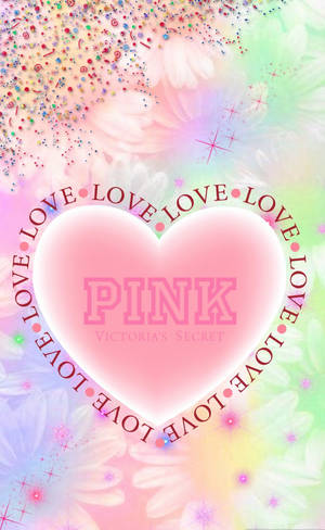 粉紅色心形，帶有「PINK Victoria's Secret」，周圍環繞著柔和色調的花朵和閃粉。 — Galaxy Tab S11 壁紙