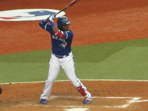 夜間比賽中在本壘板揮棒的棒球選手。