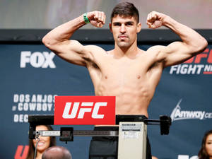 UFC拳手在稱重活動中於體重磅上展示肌肉。