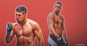 兩名赤裸上身的男性MMA拳手以戰鬥姿勢站在紅色背景前。