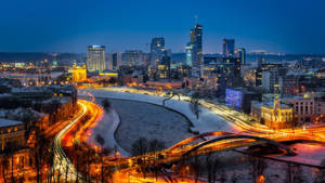 黃昏時分的雪城，發光的車流痕跡和燈火通明的建築。