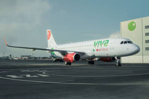 Viva Aerobus飛機在機場停機坪近機庫