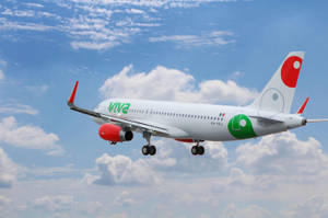 Viva Air飛機在藍天白雲中飛行