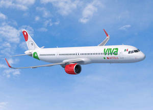 Viva Aerobus飛機在晴朗藍天白雲中飛行