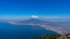 維蘇威火山喺晴朗日子向拿坡里同拿坡里灣噴出煙霧。