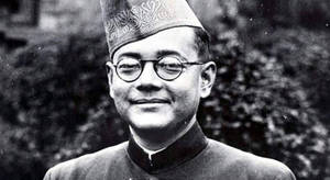 戴眼鏡和帽子的微笑男士戶外肖像