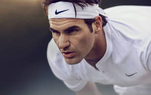 身穿白色Nike裝備的網球選手在比賽中高度專注。