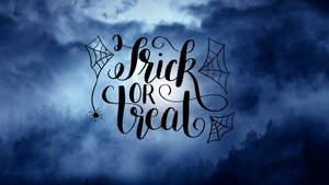 Trick or Treat 文字與蜘蛛網和蜘蛛，以夜間迷霧森林為背景。