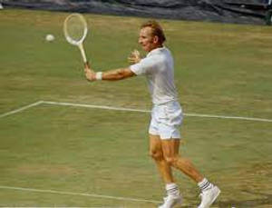 網球運動員在草地場上進行日間比賽時擊球。