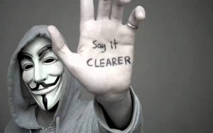 戴著蓋伊·福克斯面具的人舉起帶有訊息「Say it CLEARER」的手。 — 鬼滅之刃面具 壁紙