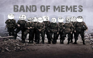 身穿戰爭裝備的士兵帶著迷因臉孔站在瓦礫中，下方有一個「Band of Memes」標誌。