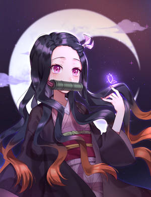 動漫女孩長髮粉紅眼睛在彎月下拿著發光蝴蝶。