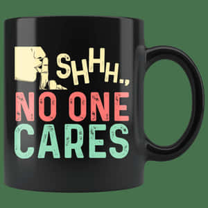 黑色馬克杯，帶有「噓」圖示和色彩繽紛的文字「SHHH NO ONE CARES」