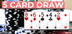 五張撲克牌和籌碼堆，附有 5 CARD DRAW 橫額。