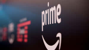 深色背景上帶有微笑箭頭的Amazon Prime標誌