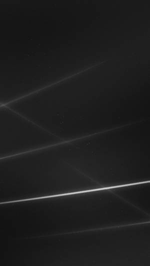 在黑暗星空背景上的宇宙光條。 — 迷幻暗黑風格 壁紙