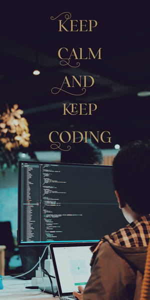程式設計師在夜間工作，帶有「Keep Calm and Keep Coding」文字疊加。