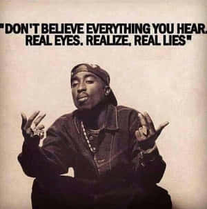 Tupac Shakur 坐著雙手舉起，上方有關於真實眼睛和真實謊言的引文。