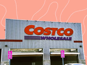 Costco Wholesale商店，在波紋金屬建築上有橙色和紫色標牌。