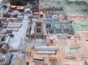 繁忙建築工地的鳥瞰圖，有鋼筋和木板。 — 抽象藝術 壁紙