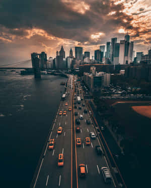 繁忙高速公路，黃色出租車在日落時分駛向城市天際線。 — 美學手機GIF 壁紙