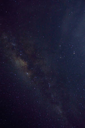 銀河系在深邃夜空中擁有密集的星場和宇宙塵埃雲