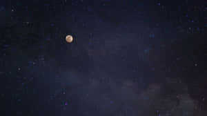 滿月在繁星點點的夜空中閃耀，伴隨著宇宙塵埃雲。