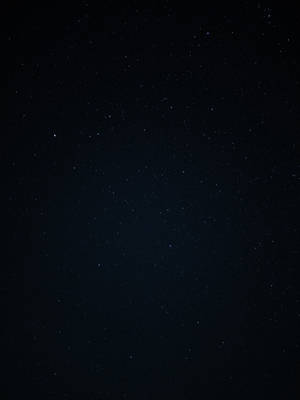 在深靛藍色的虛空中，有無數星星的星空。