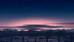 夜空，星星和粉紅色的雲朵，山脈和田野。