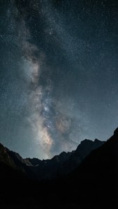銀河系在夜間山脈上方發光